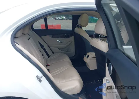 2016 Mercedes-Benz C 300 Luxury/Sport z USA, uszkodzony, nr VIN 55SWF4JB3GU163946